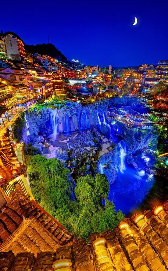 与故宫、长城同台领奖，这座长满了国际游客的古镇拥有怎样的“出海密码”