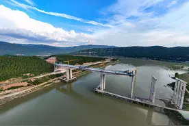 广绵高速扩容项目最长桥梁右幅合龙图片