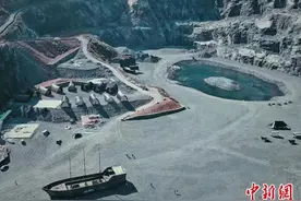 （新春走基层）浙江矿山变身“小冰岛” 吸引长三角游客“打卡”图片