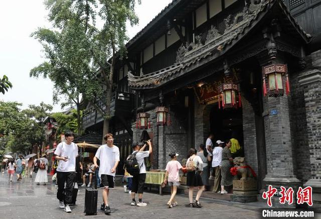 成都宽窄巷子暑期旅游人气旺