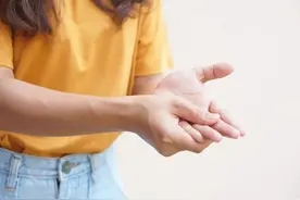 经常手麻、脚麻是中风前兆？这种情况需重视图片
