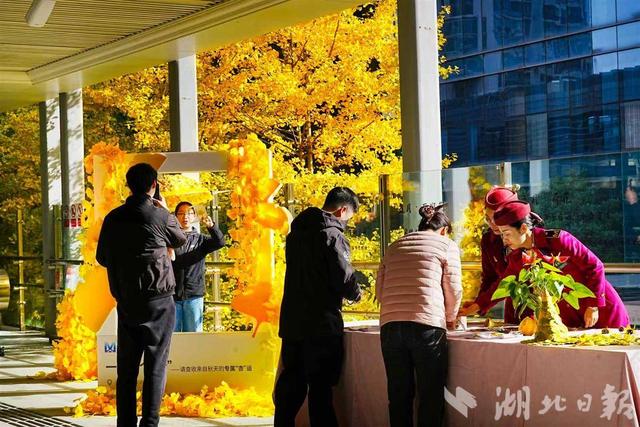 地铁站遇见金色浪漫！三阳路银杏进入最佳观赏期