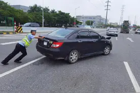 假期出行，出发前要记得检查车况噢图片