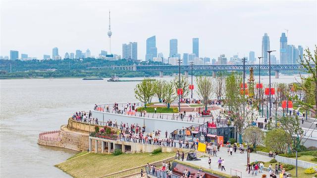 武昌湾江滩首次迎来国庆客流