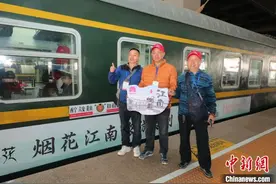 青藏集团公司首趟华东四省旅游专列在西宁开行图片
