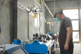 劳保手套机织就“家庭工厂”新路图片