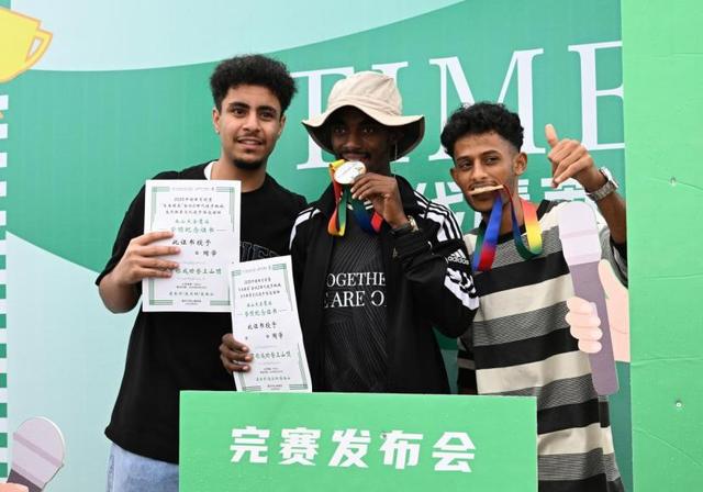 留学生用脚步丈量重庆南山自然与历史 开启一场惊喜的登山之旅