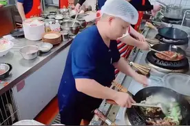 同时在线3万人！西贝预制菜风波催热后厨直播，小餐馆老板：现炒锅气才是核心竞争力丨鱼眼·热点图片