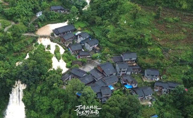 黔西南普安白水村，呈现瀑布沿村而过的独特景观