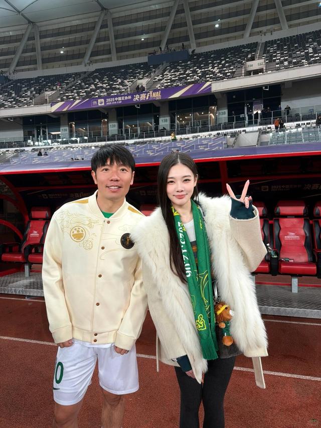 李嗣镕姐弟俩观战足协杯决赛，姐姐晒明媚穿搭	，与张稀哲合影