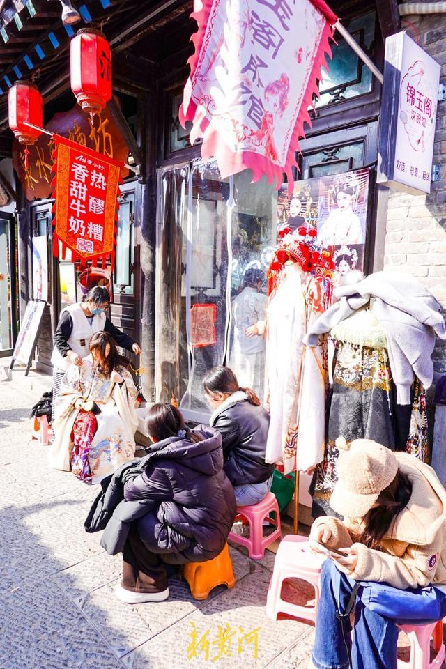 泉城新春汉服热 明代妆造体验火爆需排队