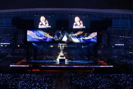 佩戴襄阳香包登台高歌，华晨宇回到梦开始的地方图片