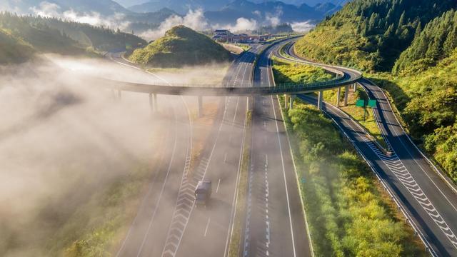 组图丨炎陵：公路在云雾中延伸，故事在田野间生长