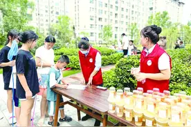 消暑纳凉睦邻里 快乐假期你我行图片