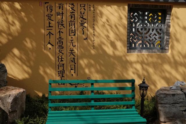 昆明最新网红打卡点！木质窗棂配拿铁香，翠湖边百年老街→浪漫咖啡长廊，拍照攻略来了！