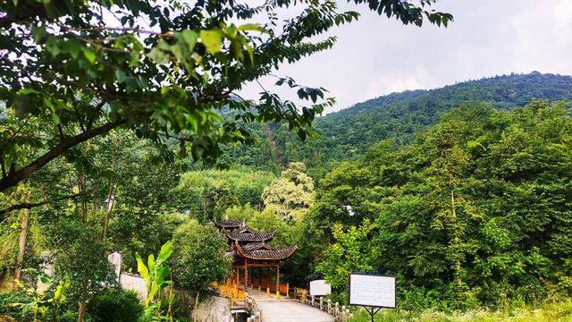 诗画鹤峰：晨光中的董家河