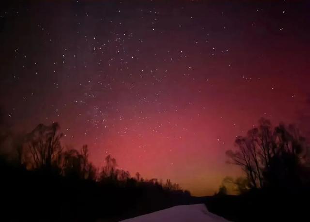 “中国最冷小镇”呼中现极光美景 游客踏雪追光 刷爆朋友圈