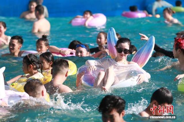 重庆发布高温橙色预警 市民水上乐园享清凉