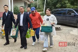 国庆佳节，武汉江夏公交“为民号”党员为结对少年献爱心图片
