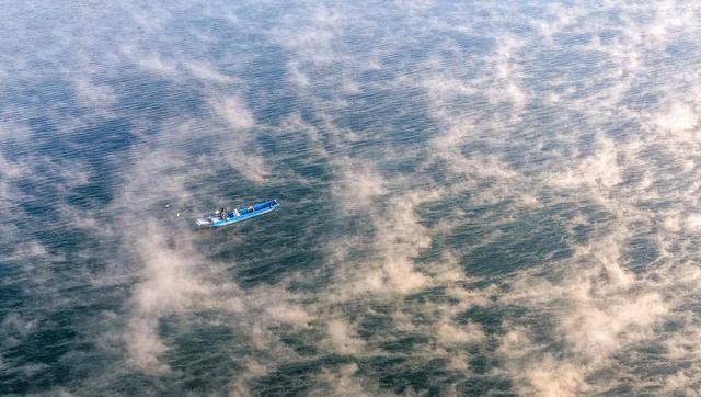 泸沽湖：薄雾轻舟入画来 冬韵泸沽醉游人