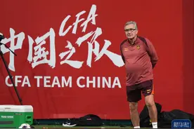 现场｜国足在大连梭鱼湾足球场外场进行训练图片