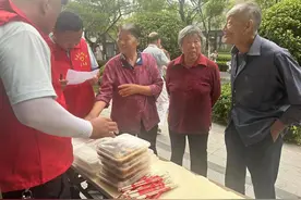 空巢老人吃上暖心饭图片