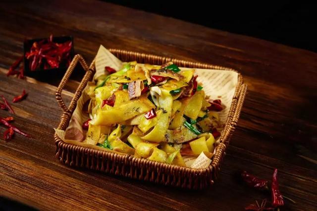 武汉人太会了！烧烤店抬头就是黄鹤楼