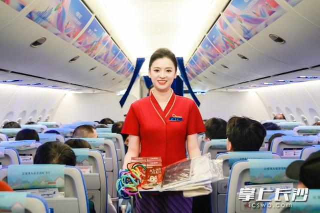 在国产C919上共话“烟花”技艺之美