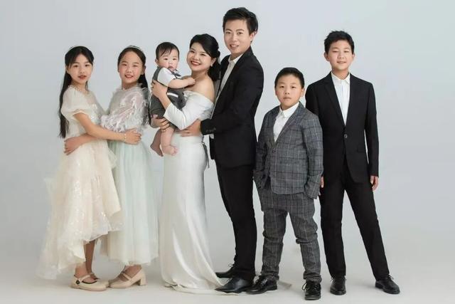 梁建章对话多孩“生	”活｜重组五孩之家