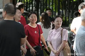 济南市中考首日家长考前迟迟不愿离开，心情较高考明显放松图片