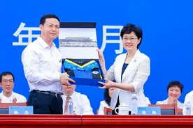 北邮毕业典礼上，印着校训摩斯密码的学位服亮相——图片