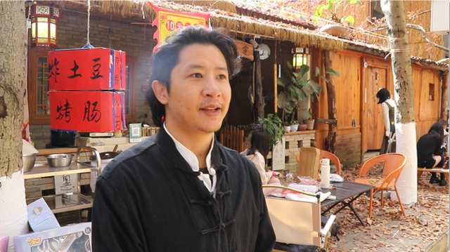 砚山枫叶街：“落叶缓扫”绘就冬日童话 网红街区引八方游客打卡