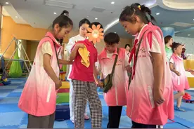 暑假去哪儿？“雷小锋”们爱心陪伴，真暖→图片