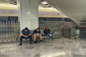 上海地铁站台长160多米却只摆了4张椅子？实地调查近30座车站，很意外图片