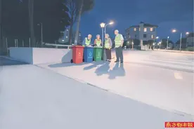 捡瓶子的妈妈和被“收编”的拾荒者图片