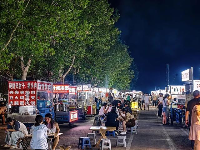 华灯初上，烟火升腾！冀南新区夜市点亮夜间图景