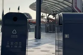 会说话的垃圾桶“小推”回归迪士尼乐园！能和游客交流互动，迪士尼生活垃圾回收率超55%图片