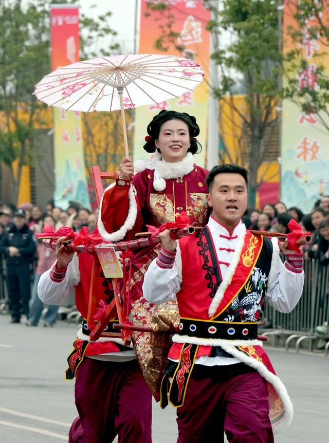 四川广安元旦春节文旅消费季开启 “华蓥山滑竿抬幺妹”展现非遗活力