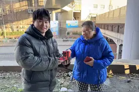 孩子童鞋掉落地铁廊桥，社区工作人员忙活一小时帮“钩”回图片