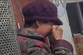 奶奶不舍孙子离家在餐桌前泣不成声：从小带大的，怎么会不牵挂图片