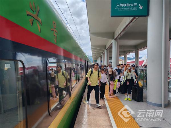 中老铁路“暑期档”出境游持续火爆