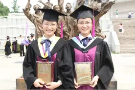 这对双胞胎姐妹，有新身份！曾火遍全网图片