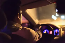 飞了10多小时后又遇大堵车，商务精英的腿又肿又疼！春运回家当心这种病图片
