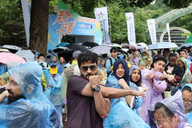 组队爬南山！多国留学生用脚步解锁别样重庆