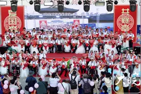 芜湖50对残疾人夫妇穿婚纱走过幸福门图片