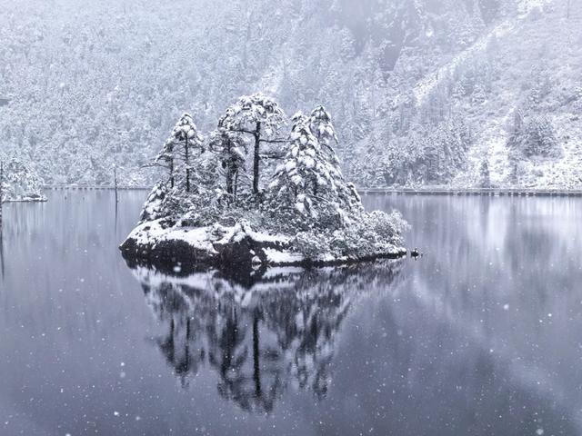 秋日雪景 | 雪后的螺髻山到底有多美?快来看!