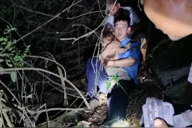 2岁女童走失七个小时，凌晨在深山密林悬崖下被找到，家人泪崩欲跪谢民警图片