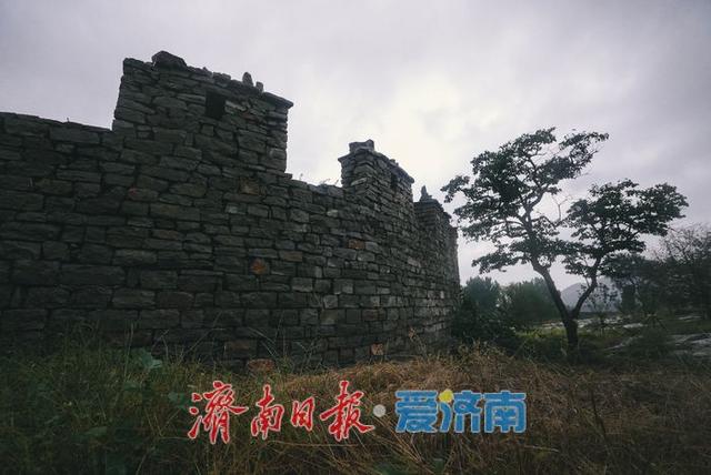 一年四季 泉在济南丨千年雄关展英姿，齐长城锦阳关段雨中如“巨龙蛰伏”