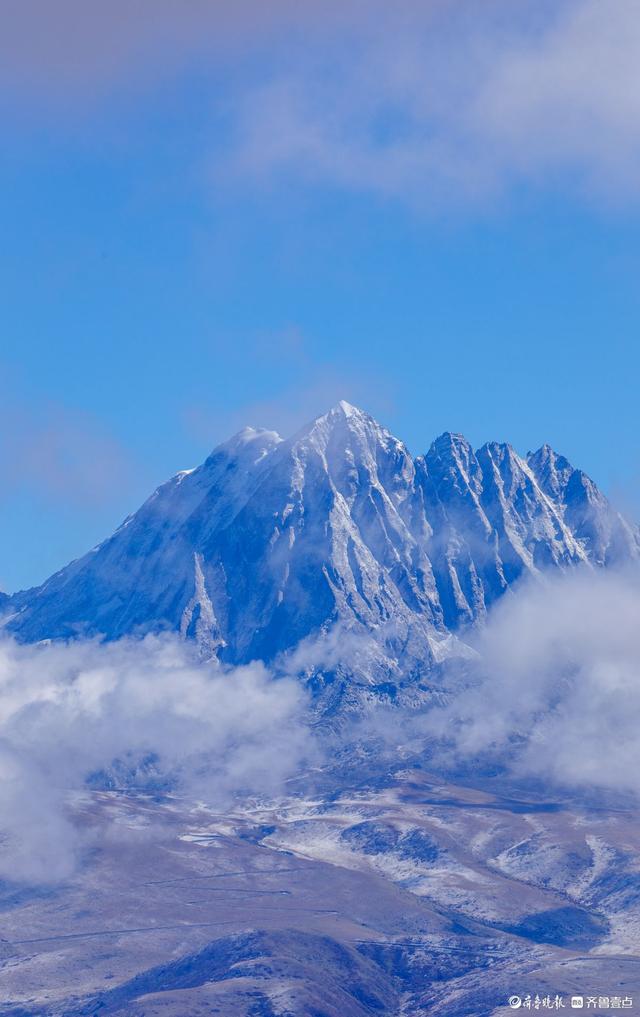 朵朵流云轻拥峰峦，雅拉雪山诗意满满