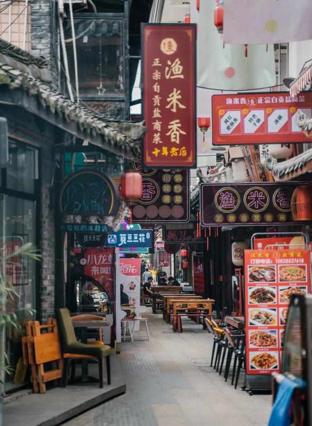 这些被遗弃的老地方，挤满了失落的年轻人